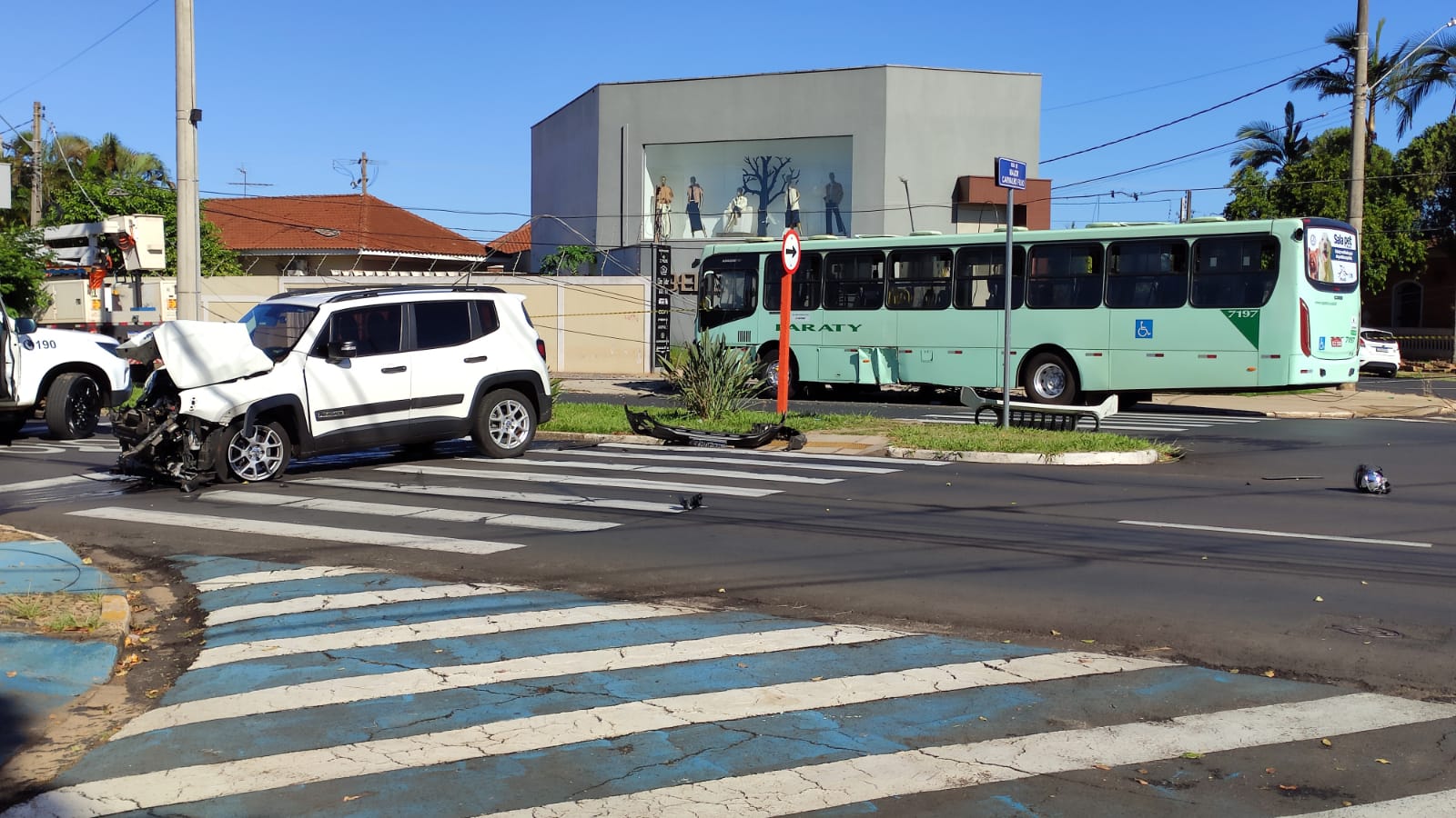 Carro foi parar do outro lado da via, devido ao forte impacto da colisão  